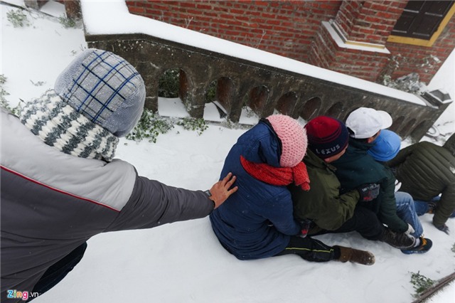 Giới trẻ thích thú chơi trò trượt tuyết ở Mẫu Sơn