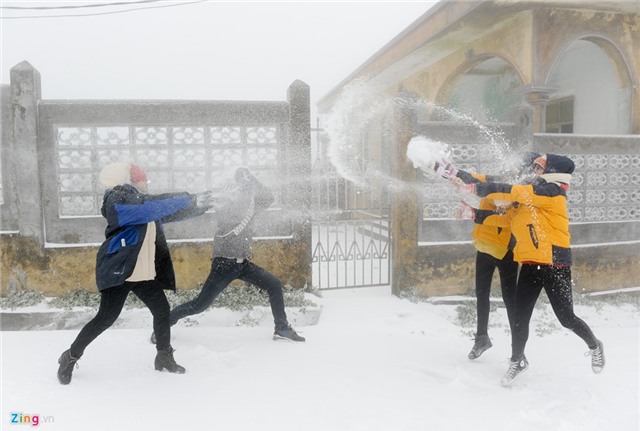 Giới trẻ thích thú chơi trò trượt tuyết ở Mẫu Sơn