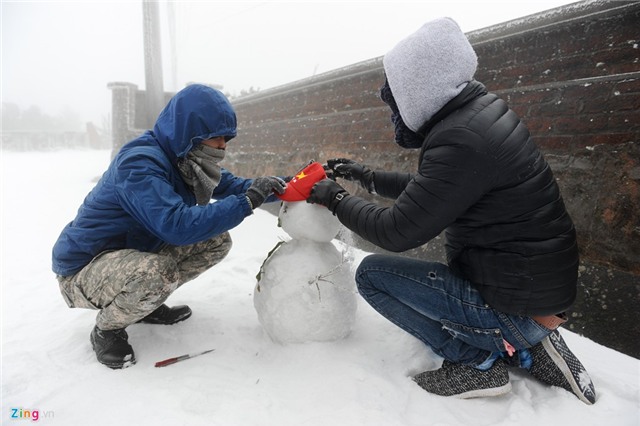 Giới trẻ thích thú chơi trò trượt tuyết ở Mẫu Sơn