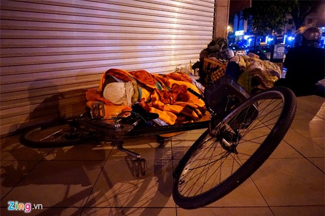 Người vô gia cư co ro trong đêm rét kỷ lục