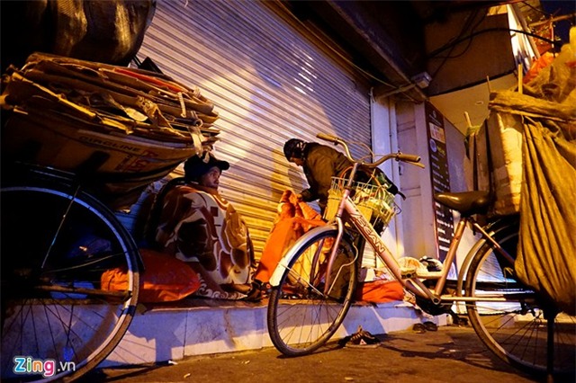 Người vô gia cư co ro trong đêm rét kỷ lục