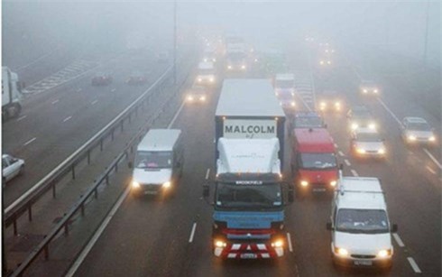 lai xe can luu y dieu gi khi di tren duong bang tuyet, suong mu? hinh 1