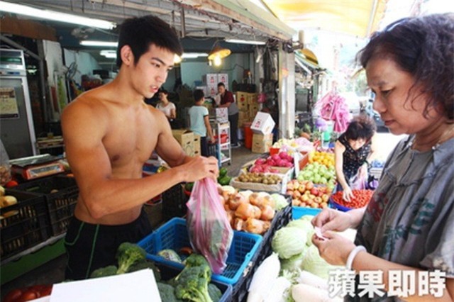 Trai đẹp 6 múi bán hàng, hotboy bán bò khô, hotboy 6 múi