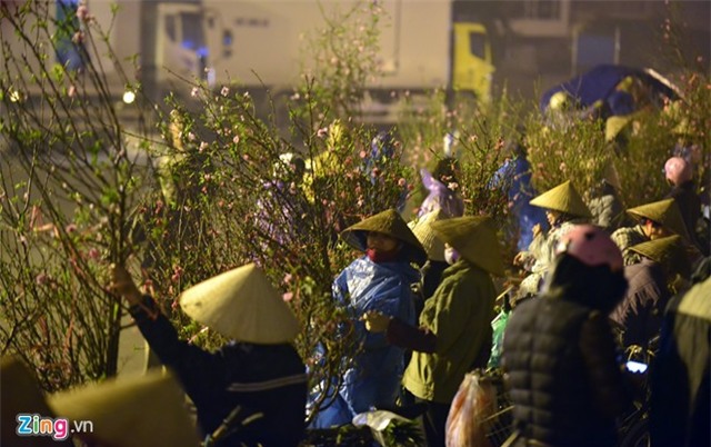 Chợ hoa đào Tết nhộn nhịp những ngày rét đậm