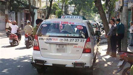 Công an khám nghiệm hiện trường tài xế tử vong trên xe taxi