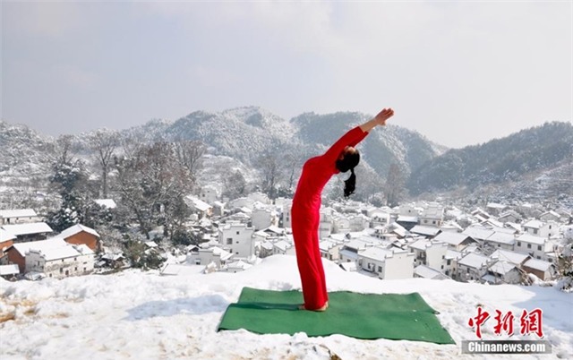 Những cô gái vẫn tập trung vào các bài yoga của mình