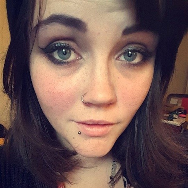 Ăn mặc thời trang hơn thời tiết, cô gái trẻ bị chết cóng ngoài phố - Ảnh 1.