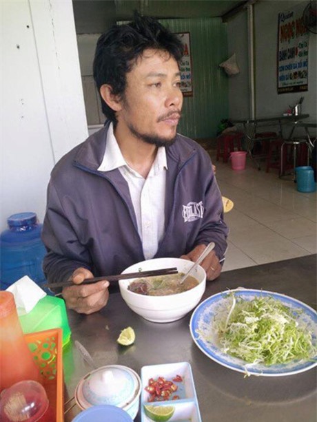 Người cha tiều tụy sau nửa năm rong ruổi tìm con: 