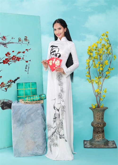 truong-thi-may-khoe-dang-cung-ao-dai-xuan-1