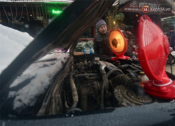 Dùng lò sưởi, dội nước ấm cho ô tô trong tuyết - Ảnh 1.