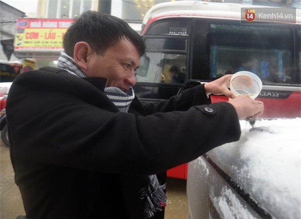 Dùng lò sưởi, dội nước ấm cho ô tô trong tuyết - Ảnh 2.