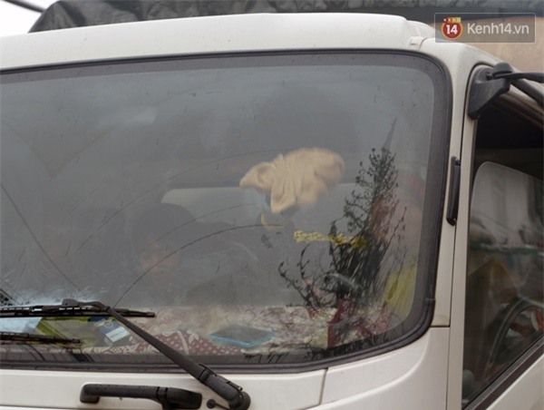 Dùng lò sưởi, dội nước ấm cho ô tô trong tuyết - Ảnh 5.