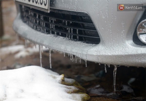 Dùng lò sưởi, dội nước ấm cho ô tô trong tuyết - Ảnh 7.