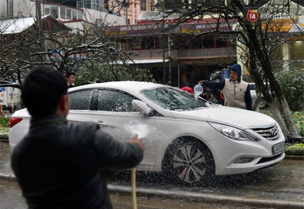 Dùng lò sưởi, dội nước ấm cho ô tô trong tuyết - Ảnh 8.