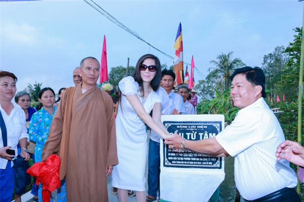 Á hậu Tố Uyên