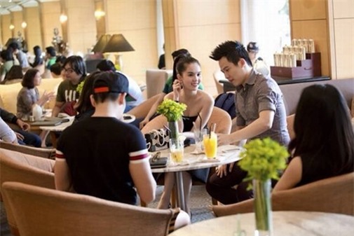 phan-ung-moi-nguoi-khi-gap-ngoc-trinh-blogtamsuvn12