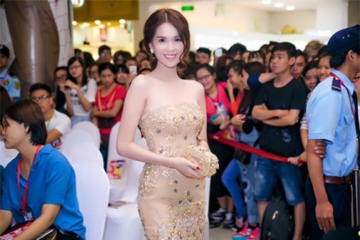 phan-ung-moi-nguoi-khi-gap-ngoc-trinh-blogtamsuvn15