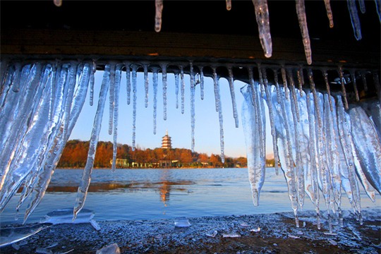 Khoảng 90% lãnh thổ Trung Quốc bị ảnh hưởng bởi lốc xoáy vùng cực khiến nhiều nơi đóng băng. Ảnh: Reuters