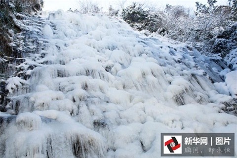 Thác nước đóng băng ở huyện Hưu Ninh, thành phố Hoàng Sơn, tỉnh An Huy