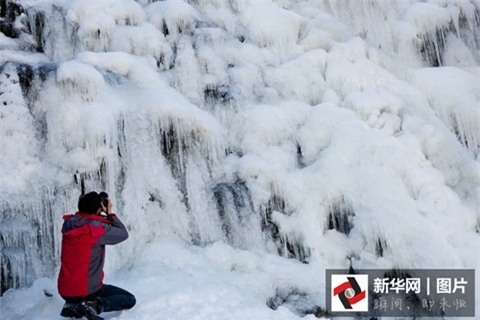 Nhiệt độ tại thác nước đóng băng là -10 độ C