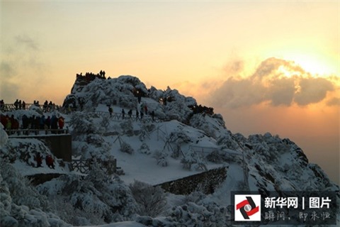 Khe núi Sơn Luyến trên dãy Hoàng Sơn nổi tiếng của tỉnh An Huy cũng chìm trong màu trắng của băng tuyết