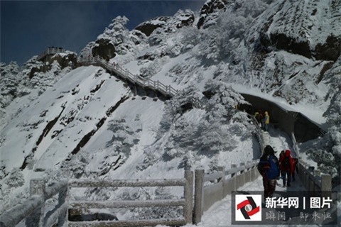 Nhưng cái lạnh -10 độ C lại được nhiều du khách thích thú bởi họ có cảm giác lạc vào thế giới truyện cổ tích