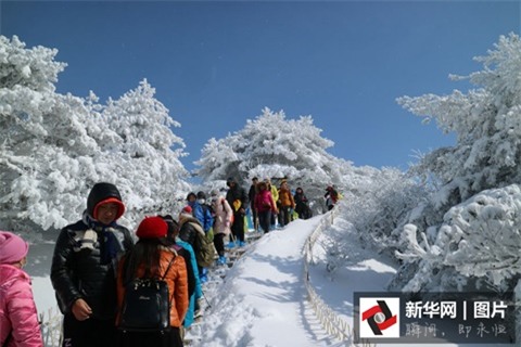 Chỉ trong 2 ngày, khe núi đóng băng trên dãy Hoàng Sơn đã thu hút hơn 2,000 lượt khách tham quan