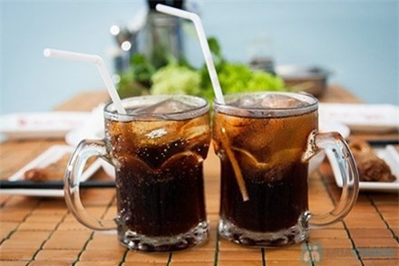 Kathy O'Sullivan có thể uống hết 6 lít nước ngọt có gas/ngày.