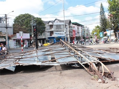 Biển quảng cáo đè nát 2 xe máy, bé trai may mắn thoát chết