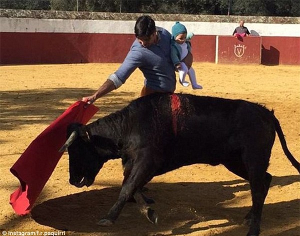 Sốc với cảnh Beckham làng đấu bò ôm con gái 5 tháng tuổi đại chiến bò tót - Ảnh 1.