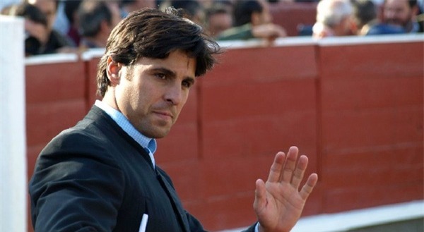 Sốc với cảnh Beckham làng đấu bò ôm con gái 5 tháng tuổi đại chiến bò tót - Ảnh 2.