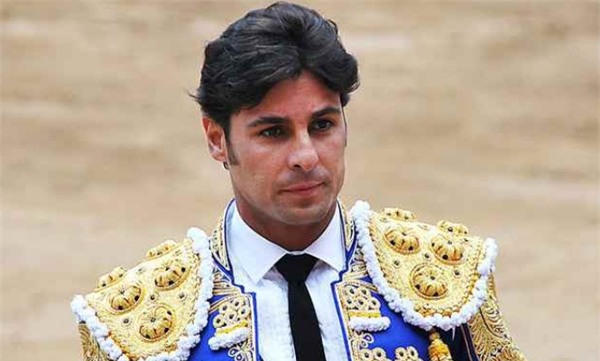 Sốc với cảnh Beckham làng đấu bò ôm con gái 5 tháng tuổi đại chiến bò tót - Ảnh 4.