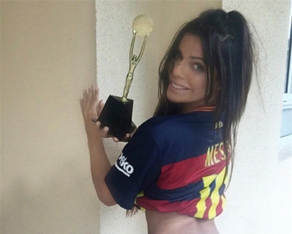 Miss Bum Bum 2015 thể hiện tình yêu cuồng nhiệt với Messi - Ảnh 3.