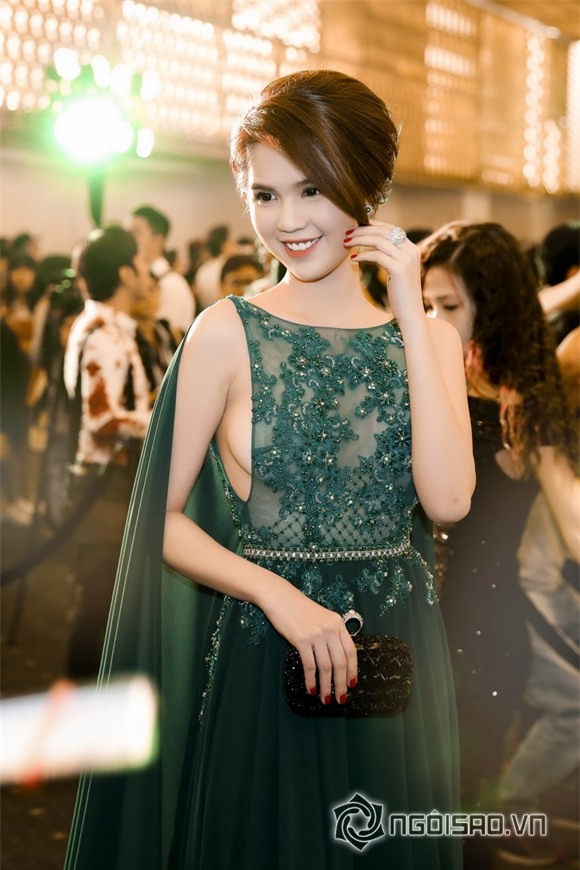 Ngọc Trinh khoe vòng một 8