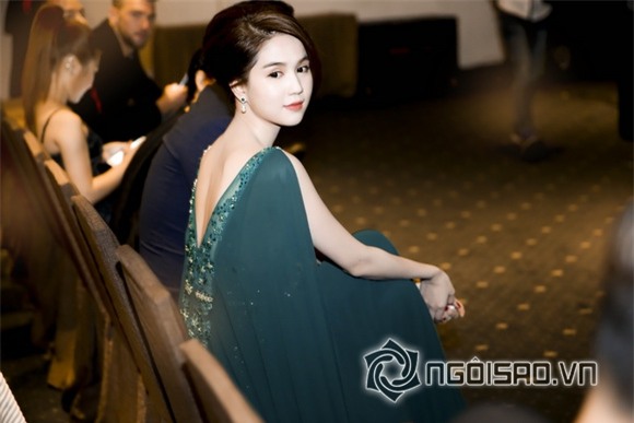 Ngọc Trinh khoe vòng một 1