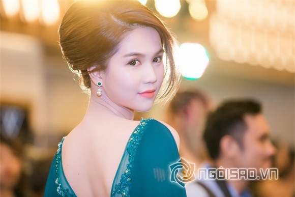 Ngọc Trinh khoe vòng một 0