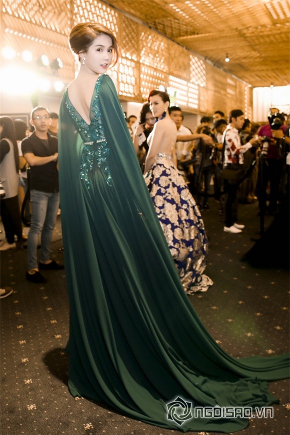 Ngọc Trinh khoe vòng một 7