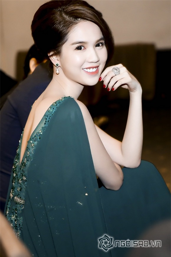 Ngọc Trinh khoe vòng một 6