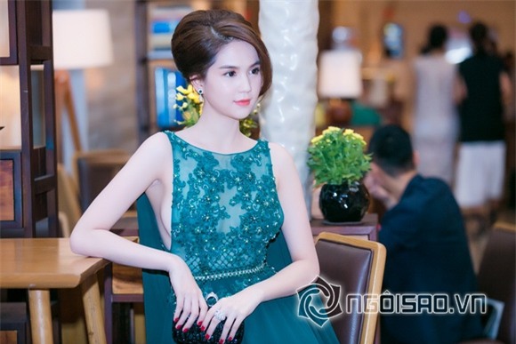 Ngọc Trinh khoe vòng một 4