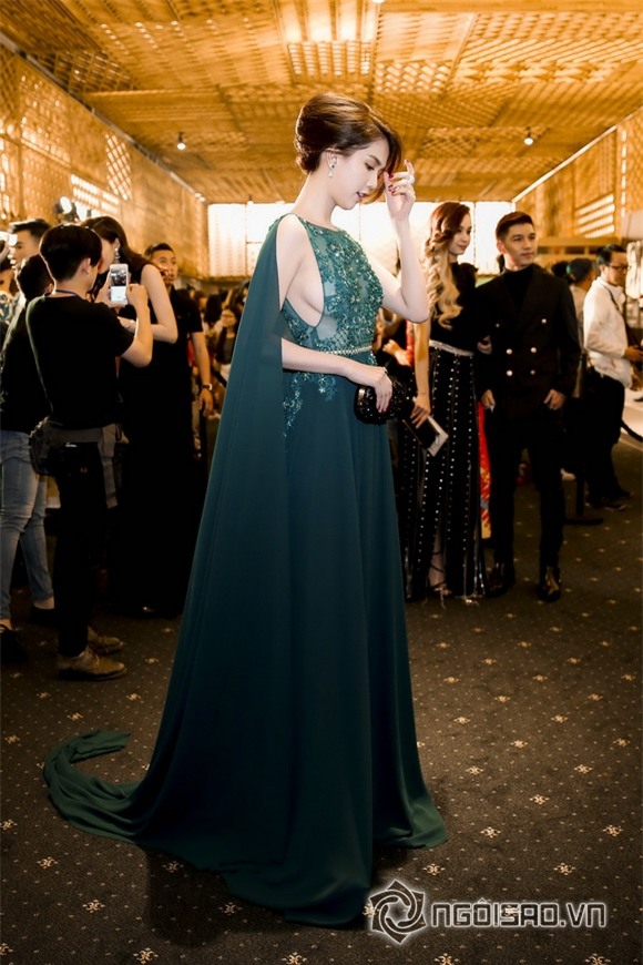 Ngọc Trinh khoe vòng một 3