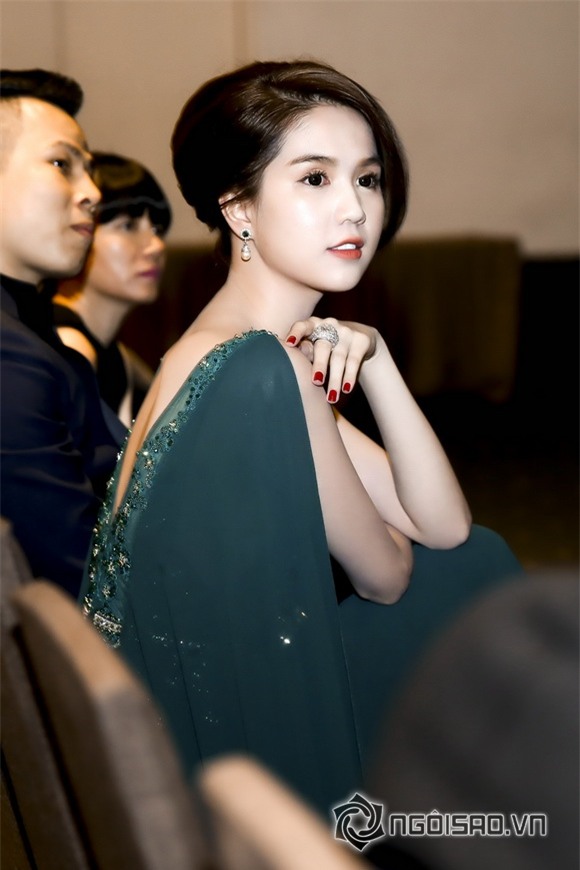 Ngọc Trinh khoe vòng một 2