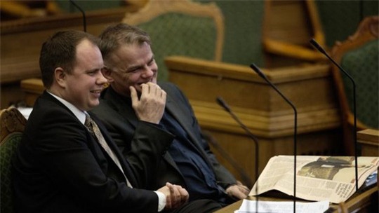 Các nghị sĩ Đan Mạch ủng hộ dự luật hạn chế người tị nạn. Ảnh: AP