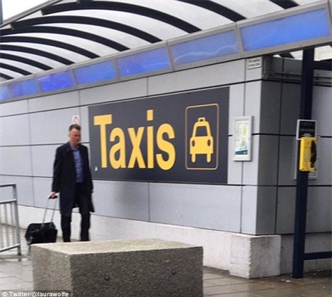 Hình ảnh lầm lũi của Van Gaal tại sân bay