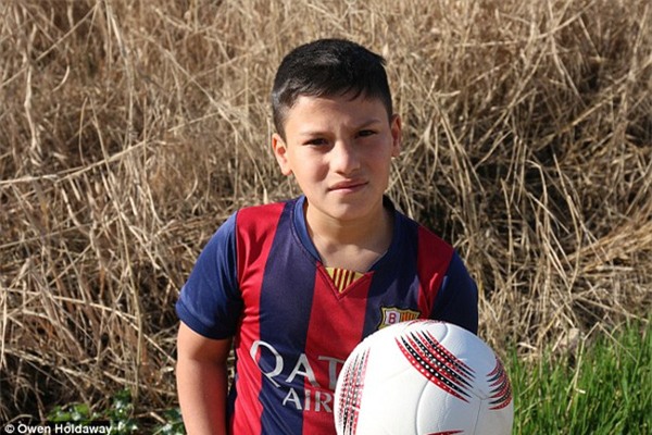 Thông tin bất ngờ về vụ cậu bé nghèo nhặt túi rác làm áo đấu thần tượng Messi - Ảnh 2.
