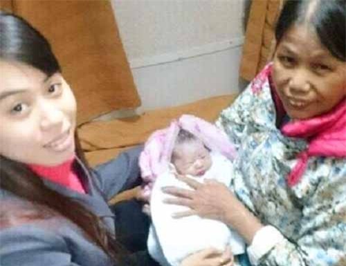 Đỡ đẻ thành công cho một sản phụ đi tàu về quê ăn Tết - 1