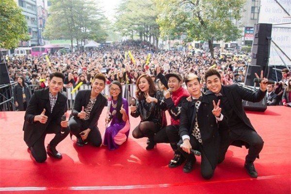 phuong-chi-tu-hien-tuong-dan-ca-den-nghe-si-tre-da-nang-cua-showbiz-viet-blogtamsuvn01