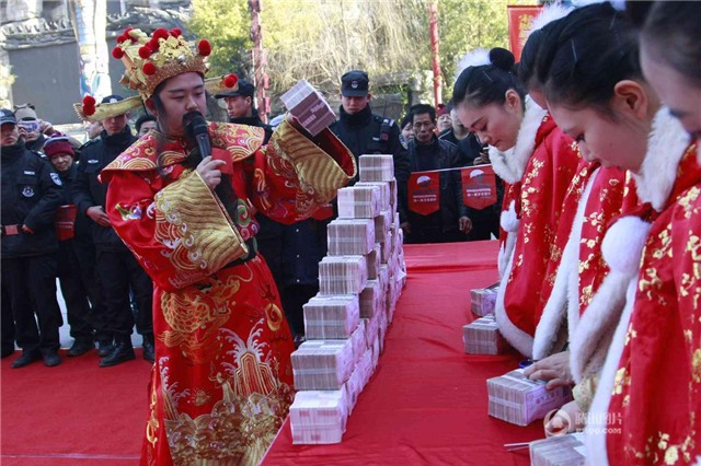 tri ân, khách hàng, cướp giật, tiền bạc, Trung Quốc, thế giới