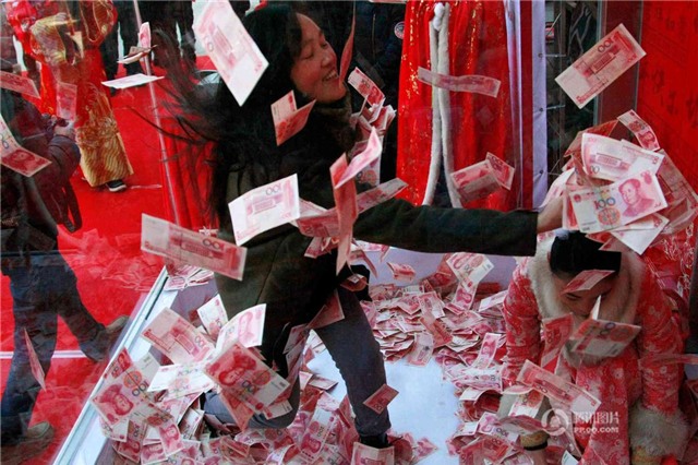 tri ân, khách hàng, cướp giật, tiền bạc, Trung Quốc, thế giới