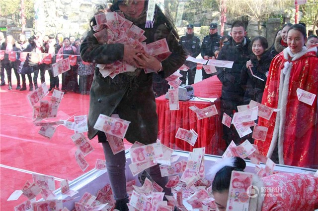 tri ân, khách hàng, cướp giật, tiền bạc, Trung Quốc, thế giới