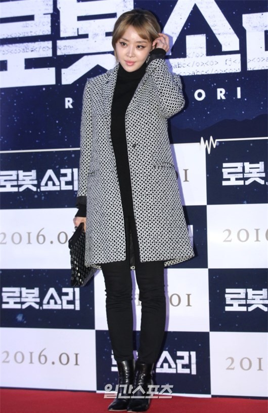 Kim Tae Hee đọ nhan sắc với đàn chị